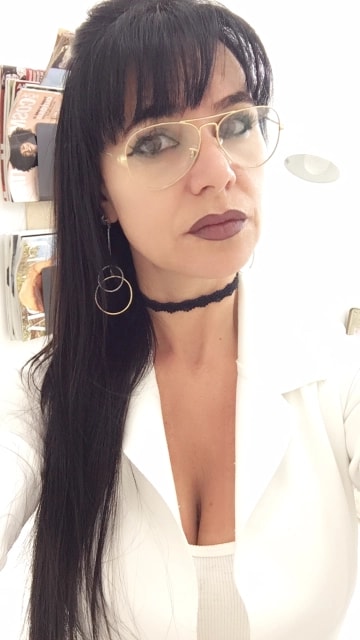 Retrato de Giane Gonzatto, designer de sobrancelhas com 36 anos de experiência